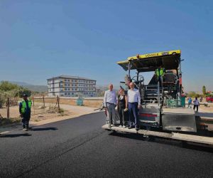 Pamukkale’de okul yollarına sıcak asfalt çalışması sürüyor