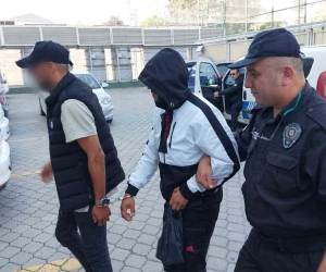 Evden hırsızlık yapan 2 kişi yakalandı