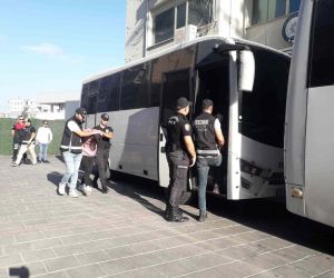 İzmir’de adliye önündeki çatışmayla ilgili 20 şüpheli adliyede