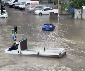 Küçükçekmece ve Başakşehir’de araçlar suya gömüldü