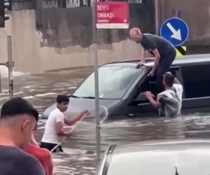 Başakşehir’de bir vatandaş aracı suda sürüklenmesin diye direğe bağladı