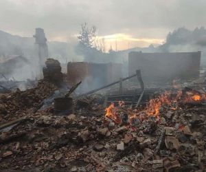 Çorum’da köy yangını: 3 ev ile 6 samanlık yandı
