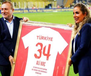 Şampiyon Down Sendromlu Özel Futsal Milli Takımı oyuncuları, Fenerbahçe tribünlerini selamladı