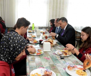 Vali Çiftçi öğrencilerle sabah kahvaltısında buluştu