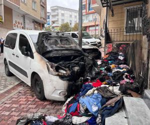 Yaşlı kadının sokakta sattığı kıyafetleri yaktı, sıçrayan alevler 2 aracı küle çevirdi