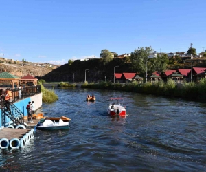 Kura Nehri’nde deniz bisikleti ve tekne keyfi