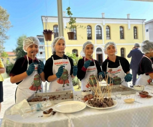 Artık ekmek ve keklerden çikolata topu yaptılar, israfa dikkat çektiler