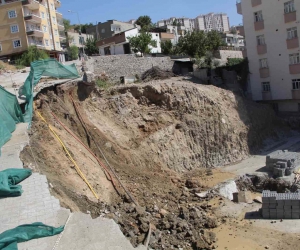 İnşaat alanında toprak kaydı, doğal gaz borusu patladı