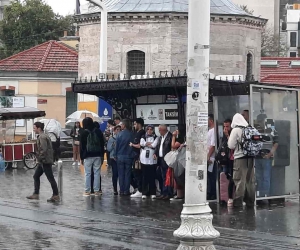 Taksim’de yağmur etkili oldu: Beyoğlu’nun ara sokaklarında ortaya şelaleyi andıran görüntüler çıktı