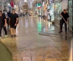 Tarihi Kapalıçarşı’yı su bastı, esnaf zor anlar yaşadı