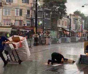 Fatih’te bir vatandaş sağanak yağmur altında namaz kıldı