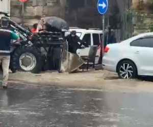 Zeytinburnu’nda su birikintisinde kalan vatandaşlar iş makinasıyla çıkarıldı