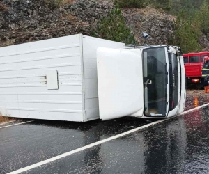 Kastamonu’da devrilen kamyonun sürücüsü yaralandı