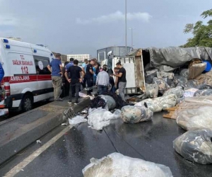 Küçükçekmece’de kumaş yüklü kamyon devrildi: 2 yaralı