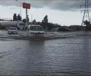 Hatay’ın kuzeyinde yağışlı hava etkisini hissettiriyor, caddeler göle döndü