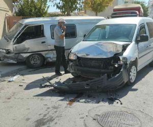 Konya’da kamyonet ile hafif ticari araç çarpıştı: 2 yaralı
