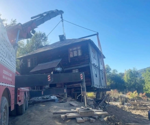 Heyelan tehlikesi bulunan baba evini yıkmaya kıyamayıp, vinçle taşıttılar