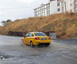 Tekirdağ’da şiddetli yağış 10 dakikada sokakları dereye dönüştürdü