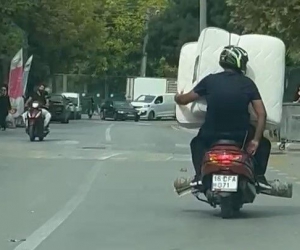 Altında halı kucağında yatak!