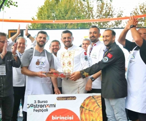 10 dakikada 15 metre börek yedi, altınları kazandı
