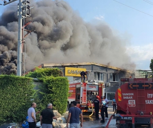 Sandalye fabrikasındaki yangının boyutu drone ile görüntülendi