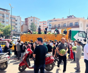 İnegöl'de bedava karpuza yoğun ilgi