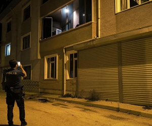 Balkonda tutuşan halılar korku dolu anlar yaşattı 