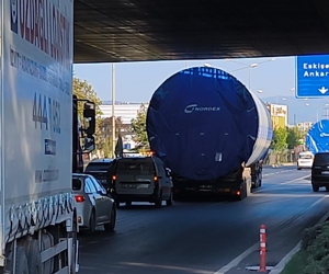 Tır köprüye sıkıştı! Ankara yolunda trafik durdu