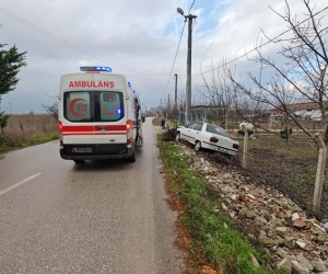 İnegöl'de Otomobil Elektrik Direğine Çarptı: 2 Yaralı