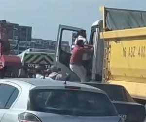 Kamyon tepesinde kavga ettiler