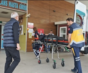 Devrilen motosiklet sürücüsü hastanelik oldu!
