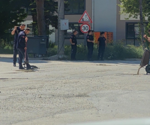 İnegöl'de çukurları itfaiyeciler kapattı