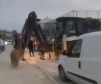 İnegöl'de kepçeyle gelin arabasının önünü kesti!