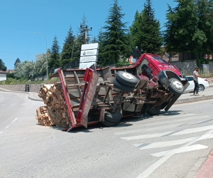 İnegöl’de kereste yüklü kamyon devrildi