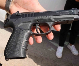 İnegöl'de tuvalette bulunan silah polisi alarma geçirdi