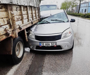 İnegöl’de yağışta kayan otomobil kamyona çarptı: 1 yaralı