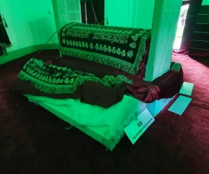 İshakpaşa türbesine çirkin saldırı 