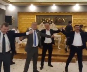 Genç Çift Dünyaevine Girdi, Siyasiler Düğünde Çiftetelli Oynadı