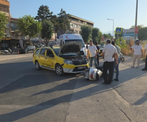 Altay Caddesi'nde Taksi ve Motosiklet Çarpıştı