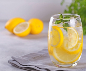 Güne Enerjik Başlamak İçin Limonlu Su Rutini