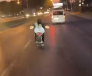 Motosikletin üzerine yatarak ölümüne kullandı!