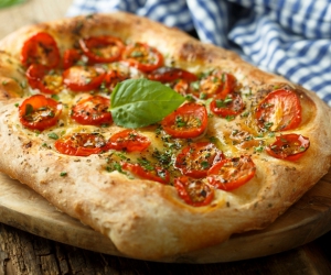 Sofralarınıza İtalyan Dokunuşu: Dışı Çıtır, İçi Yumuşacık Focaccia Ekmeği