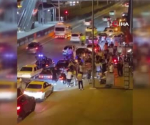 Anayolda trafiği kilitleyip oyun oynadılar