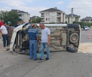 İnegöl'de araç takla attı: 2 yaralı