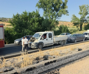 İnegöl’de kamyonet yandı, trafik kilitlendi