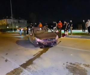 İnegöl'de refüje çarptı: Araç kurtarıcıyla kaldırıldı