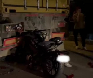 Motosiklet tıra ok gibi saplandı: 1 ölü 1 ağır  yaralı