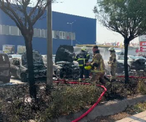 Otopark yangınında araçlar küle döndü! 