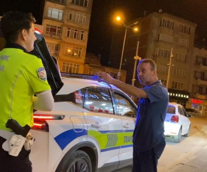 Yol ortasına aracını bırakıp çorba içti: Ehliyetinden oldu