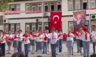 Minik Ömer'in Bayrak Sevgisi Görenleri Duygulandırdı!